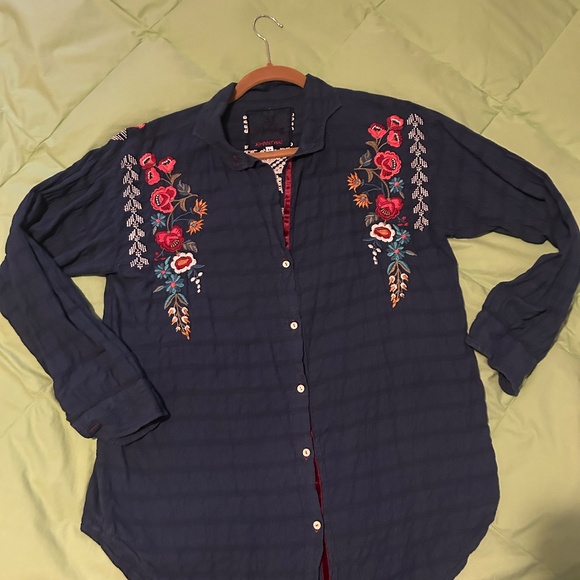 Johnny Was Navy button down top-fantastic Embroidery Coming & Going! - Picture 12 of 16